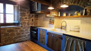 cocina con fregadero y encimera en La Torre Blanca en Cardona