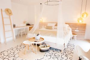 Część wypoczynkowa w obiekcie Gatzara Suites Santa Gertrudis