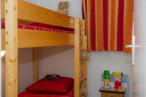 a bunk bed room with two bunk beds at Résidence Goélia Les Balcons d'Anaïs in La Norma