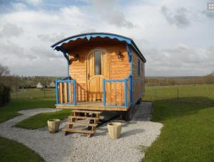 a tiny house on a trailer in a field at La Canfouine in Lamballe