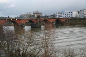 un puente sobre un río en una ciudad en Ferienwohnung Römerbrücke, en Trier