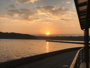 七尾市にある能登島ゲストハウス 葉波の水上のボートから夕日を望めます。