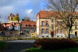 a group of buildings with a castle in the background at Ferienwohnung im Wasserwinkel in Quedlinburg