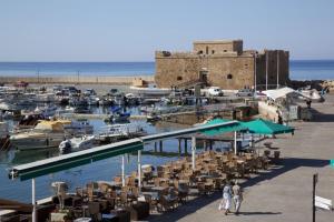 un grupo de barcos estacionados en un puerto deportivo en Limnaria Villas Sunny Garden Apartment, en Pafos