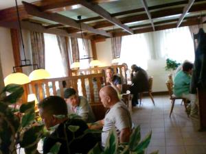 un grupo de personas sentadas en una habitación en Landgasthof Schubbkoarn's Ruh en Fulda