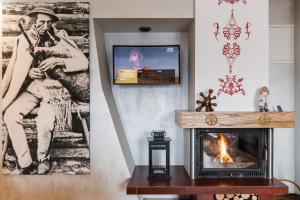 Televízia a/alebo spoločenská miestnosť v ubytovaní Apartament Marmurki Zakopane