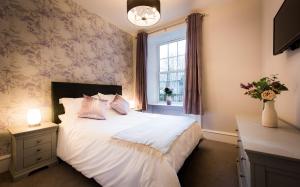 1 dormitorio con 1 cama blanca y ventana en Tay Apartments en Perth