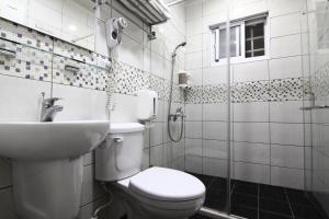 A bathroom at 加依家溫馨民宿Home Sweet Beach Hotel