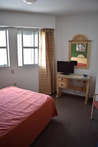 - une chambre avec un lit et un bureau avec un ordinateur dans l'établissement Hotel Los Bartolos, à Alhama de Murcia