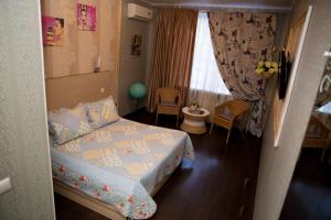サマラにあるBusiness Hotel Cityの小さなベッドルーム(ベッド1台、窓付)
