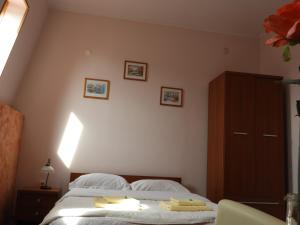 Postel nebo postele na pokoji v ubytování Pensiunea Caramell