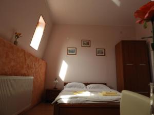 Postel nebo postele na pokoji v ubytování Pensiunea Caramell
