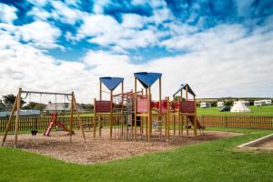un parque con un área de juegos con tobogán en Bude Caravan Caromax - Families and Couples Only, en Bude