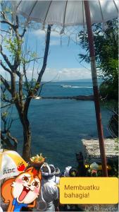 una playa con sombrilla y vistas al océano en Warung Santa Fe and Bungalows, en Amed