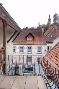 un balcone di un edificio con sedie di fronte di Altstadt Blieskastel, Gerbergasse a Blieskastel