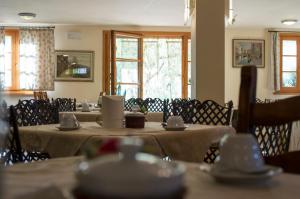 サン·ヴィンチェンツォにあるAgriturismo Costa Etruscaのテーブルと椅子と窓のあるダイニングルーム