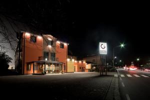 a building on the side of a street at night at Hotel Guerro in Castelvetro di Modena