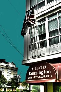 a building that has a sign on the side of it at Hotel Kensington in Narón