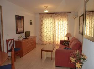 a living room with a couch and a table at APCOSTAS - Marina Mar 2a Línea in Oropesa del Mar