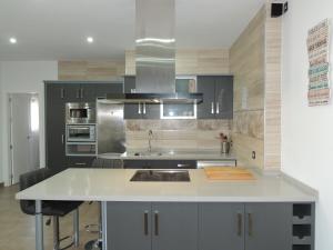 Kuchyň nebo kuchyňský kout v ubytování Villa Nueva Cascada - Casa Rustica "Tu Casa En Conil"