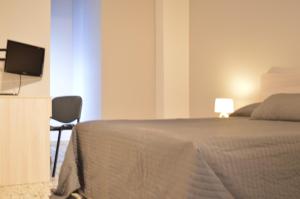 Un pat sau paturi într-o cameră la B&B Scalea Rooms