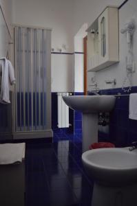 uma casa de banho com um lavatório e um WC em B&B Scalea Rooms em Scalea