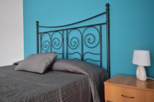 um quarto com uma cama e uma mesa de cabeceira com um abajur em B&B Scalea Rooms em Scalea