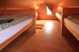 En eller flere senge i et værelse på Cozy Cottage by Stay Iceland
