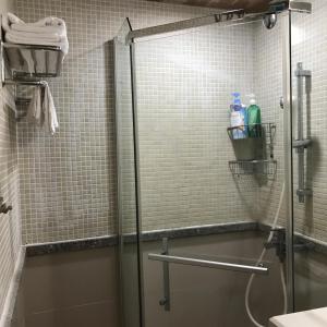 W łazience znajduje się prysznic ze szklanymi drzwiami. w obiekcie Love nostalgia No. 53 B&B w mieście Jincheng