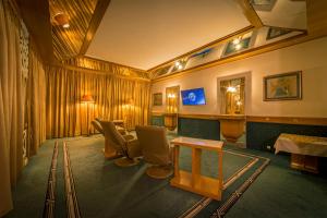 TV a/nebo společenská místnost v ubytování Hotel Three Lilies inkl Aquaforum