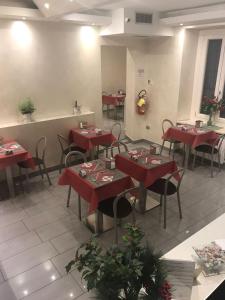 Hotel La Madonnina tesisinde bir restoran veya yemek mekanı