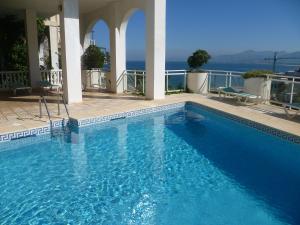 - une grande piscine bleue au-dessus d'un bâtiment dans l'établissement Villas Cap Blanc Ii, Pta 11, à Cullera