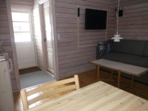 een woonkamer met een bank en een tafel bij Gregersminde in Billund
