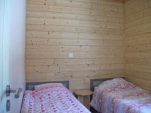 Un pat sau paturi într-o cameră la Rev'ôthijol Vacances
