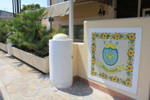 a picture of a crest on a sign in front of a building at Hotel Maria in Castellabate
