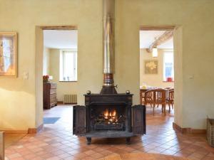 chimenea en el medio de una sala de estar en Castle wing situated in the heart of a quiet, en Harre