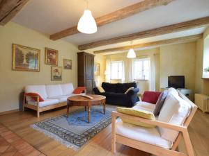 una sala de estar con 2 sofás blancos y una mesa. en Castle wing situated in the heart of a quiet, en Harre