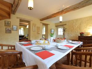 comedor con mesa y servilletas rojas en Castle wing situated in the heart of a quiet, en Harre