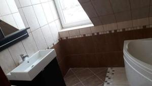 Kúpeľňa v ubytovaní NOPARA gyógySERtár APARTMAN, sörfőzde, bisztró - Petőfi utca 29