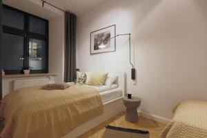 クラクフにあるBRACKA 15 - Main Square Apartmentsの白いベッドルーム(ベッド1台、窓付)