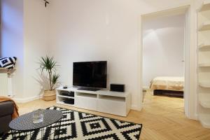 Telewizja i/lub zestaw kina domowego w obiekcie BRACKA 15 - Main Square Apartments by MINT APARTMENT