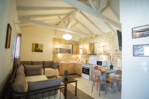 Kuchyň nebo kuchyňský kout v ubytování Acrocorinth Apartments