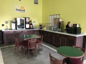 ห้องอาหารหรือที่รับประทานอาหารของ Days Inn by Wyndham Hillsboro