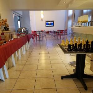 une chambre avec des tables et un échiquier au sol dans l'établissement Atrium Zenon Hotel Apartments, à Larnaka