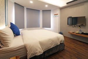 Een bed of bedden in een kamer bij Penghu Little Apple B&B