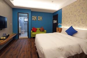 Een bed of bedden in een kamer bij Penghu Little Apple B&B
