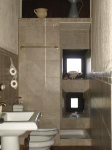 Un baño de Castell de Llaés