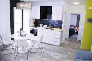 A kitchen or kitchenette at Apartament Sol