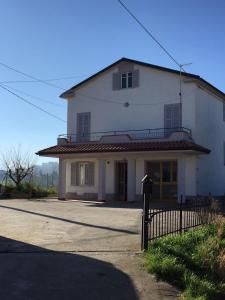 een wit huis met een hek ervoor bij Casa di Tony in Montegiorgio