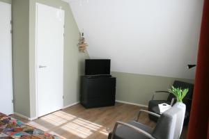 TV a/nebo společenská místnost v ubytování B&B 't Meulweegje